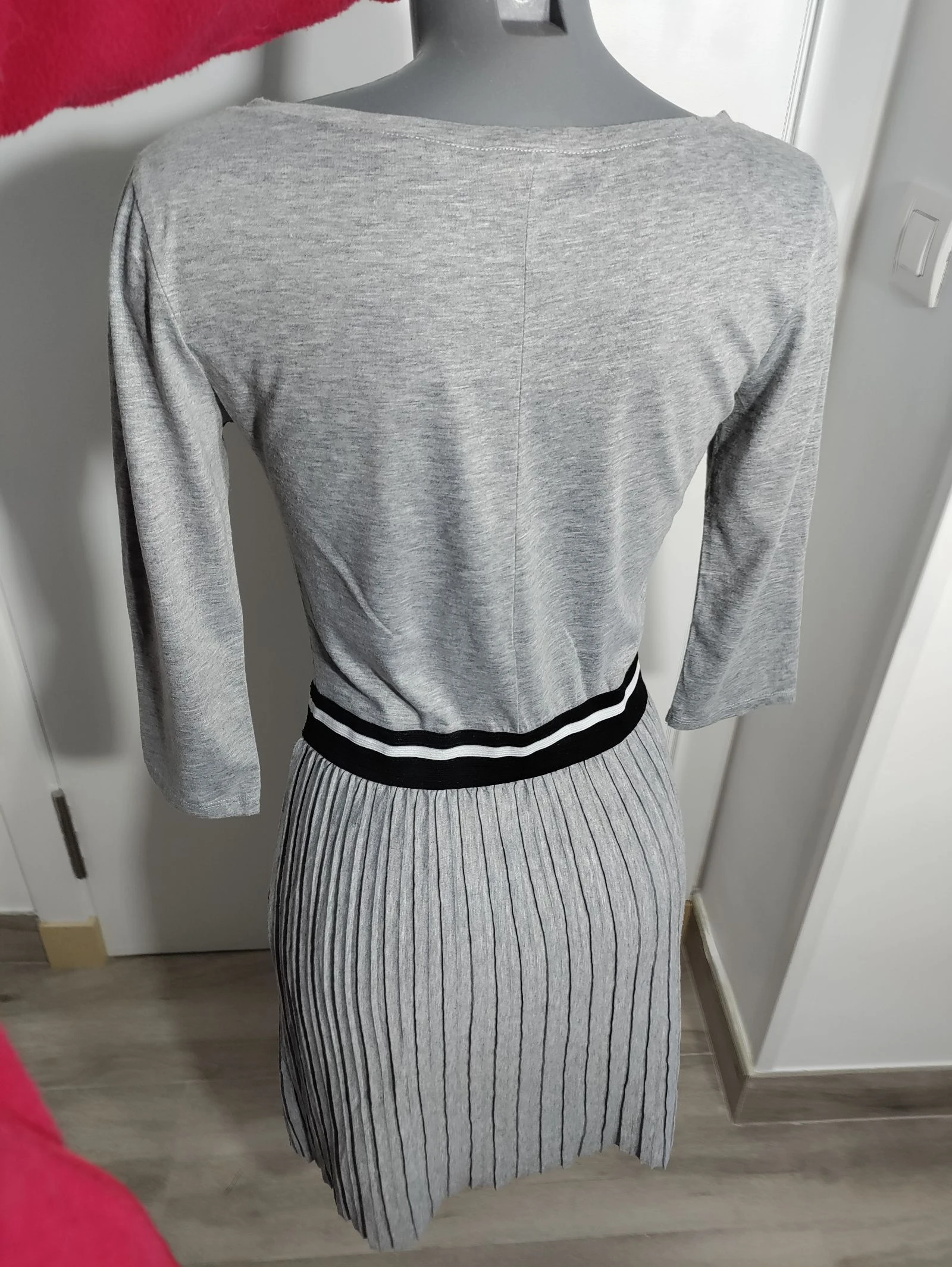 Vestido gris plisado cintura elástica negra – Green Coast – Talla 40 – photo 8
